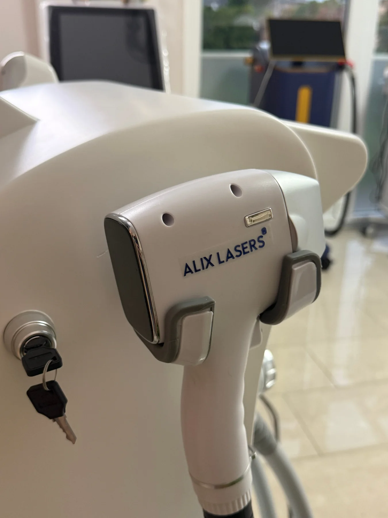 Alix Secret Twin – Handstück in der Anwendung